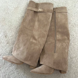 Foldover boots - Säljer dessa supersnygga och trendiga bootsen/klackarna! Endast använda en gång🤎