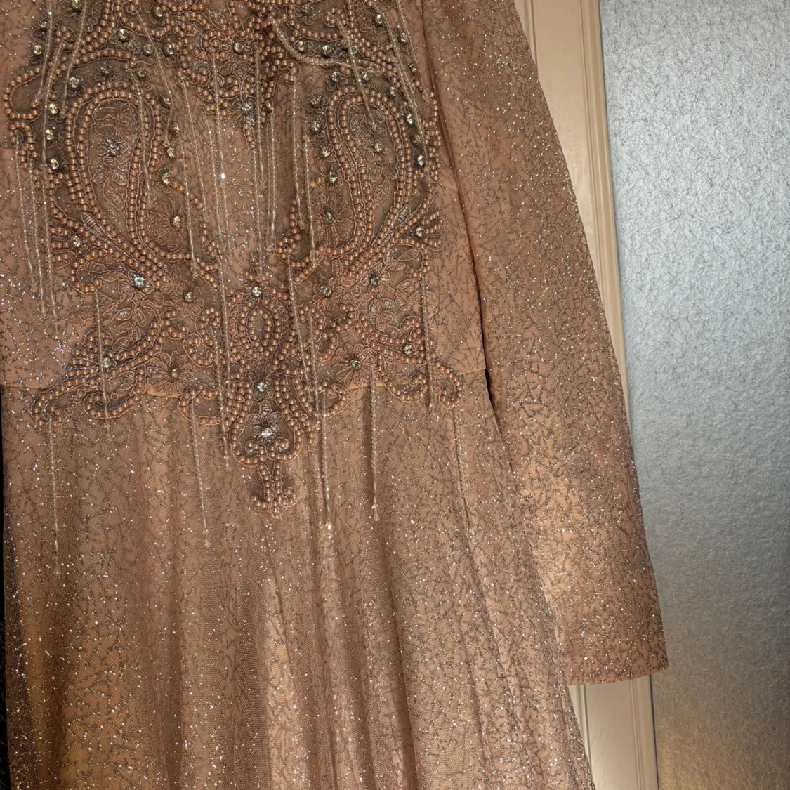 Glittrig långklänning i champagne - 1