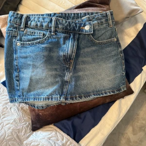 Jeans kjol Zara  - Säljer denna snygga jeans kjol från Zara för den inte kommit till användning priser kan diskuteras!!❤️