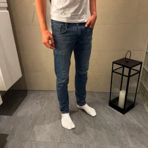 Blå slim fit jeans Replay - Säljer ett par blå slim fit jeans från Replay. Perfekta för dig som gillar en smalare passform och stilren look. Fixat hål i baken, skriv för mer bilder