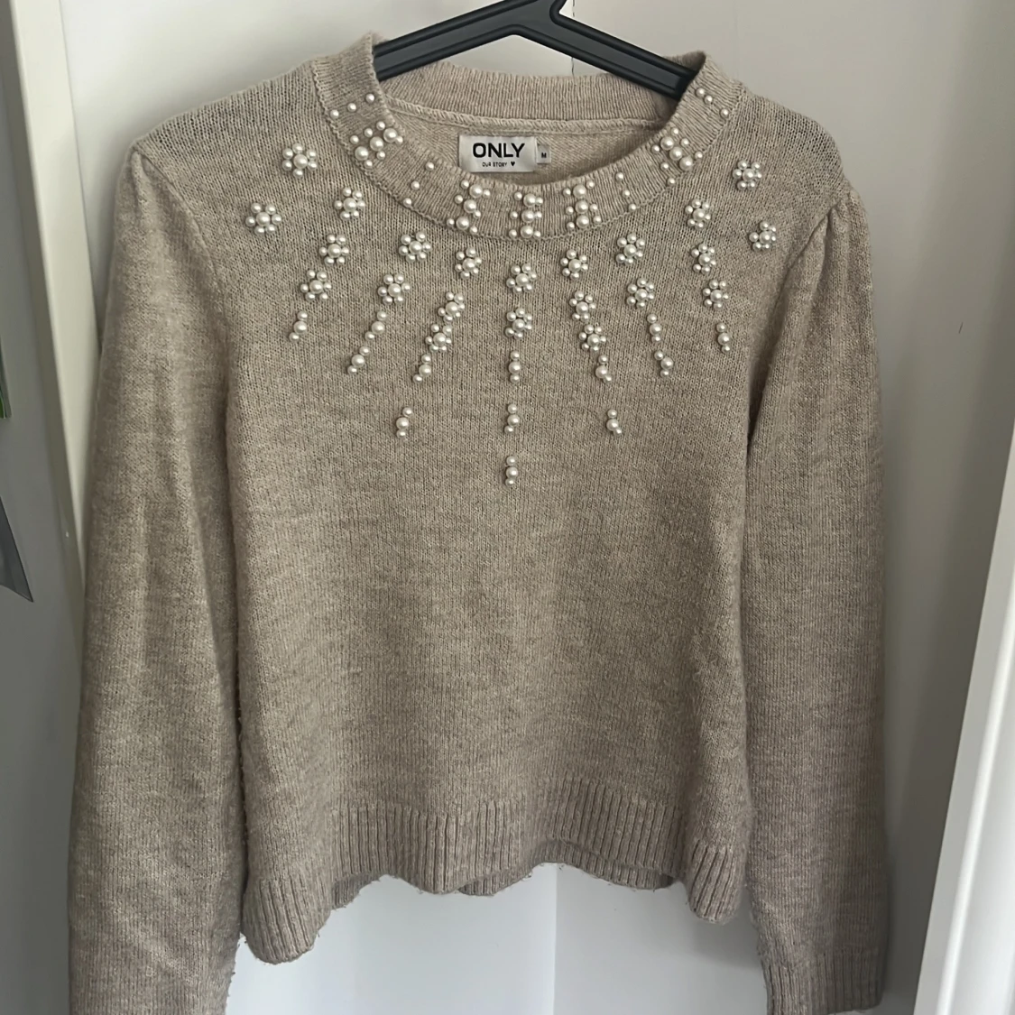Beige stickad tröja med pärlor från ONLY