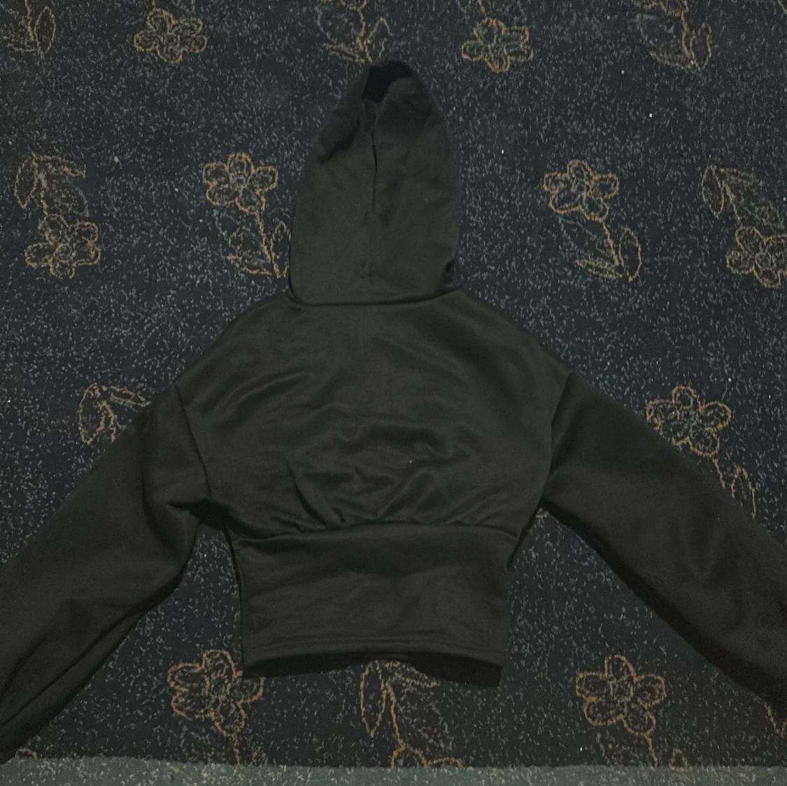 Svart croppad hoodie med dragkedja - 1