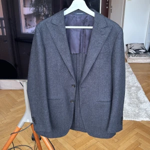 Mörkgrå ullkostym från Suitsupply || Nypris 6000kr - Snygg tvådelad kostym från Suitsupply i mörkgrå ull från Vitale Barberis Canonico. Kavajen har klassisk passform med två knappar, smala slag och innerfoder. Byxorna har spänne i midjan och bakficka med knapp. Perfekt för dig som vill ha en stilren och tidlös look.