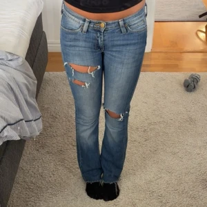 Lågmidjade jeans med hål - Lågmidjade jeans från Lee med hål. Storlek W27 L31💓