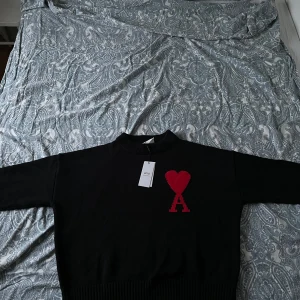 Ami Paris Hoodie - Säljer nu denna sprillans nya ami Paris hoodien då den var alldeles för liten för mig, nypris ligger på ca 2.000-3.000kr.