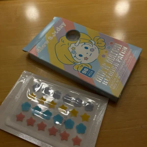 Mix N' Match Blemish Patch - Söta blemish patches i olika former som stjärnor och moln från Slow Sunday. Kommer i färgerna rosa, blå, gul och lila. Innehåller tea tree oil och centella asiatica för att lugna huden. Perfekt för att täcka finnar med en färgglad touch. Sammanlagt 48 st.