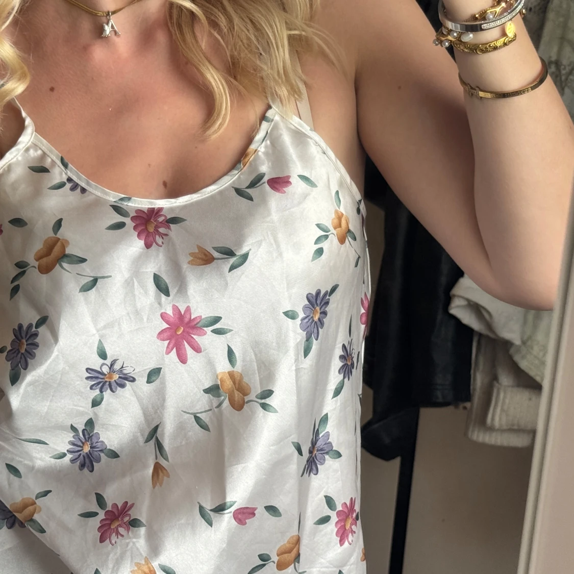 Blommig vit linnetopp med tunna axelband - 3