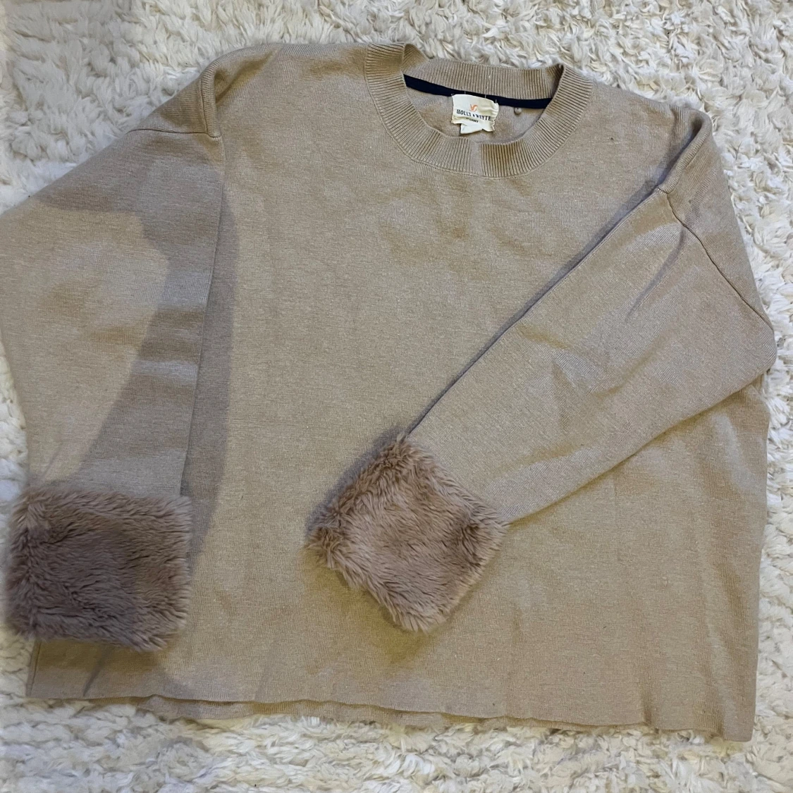 Beige tröja med fluffiga ärmar - 1