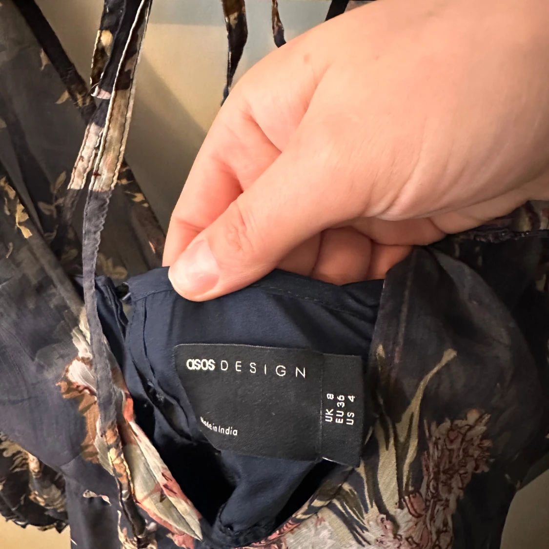 Blommig långklänning med volanger - 4