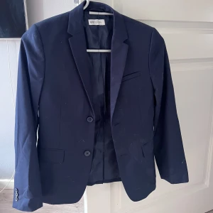 Mörkblå kavaj  - Snygg mörkblå kavaj från H&M i storlek 11-12år/152💙