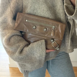 Balenciaga clutch - Jag köpte den via ”Vestiaire” när jag köpte den var den väll använd men jag tycker den är i väldigt bra skick som när jag köpte den! Använder inte den längre så säljer den så den inte bara sitter i min gaderob 😊 äkthets bevis har jag inte men koden som man ser i ena bilden visar på det🌸 har en liten fläck men syns knappt om man inte kollar eller vet om det 🤩för mer bilder är det bara höra av sig