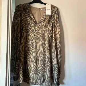 Zebramönstrad florence från Adoore - Superfin klänning från adoore helt ny i strl 36! Passade ej därav att jag säljer🙌🏽modellen heter florence alltså den korta 💕nypris 1495kr