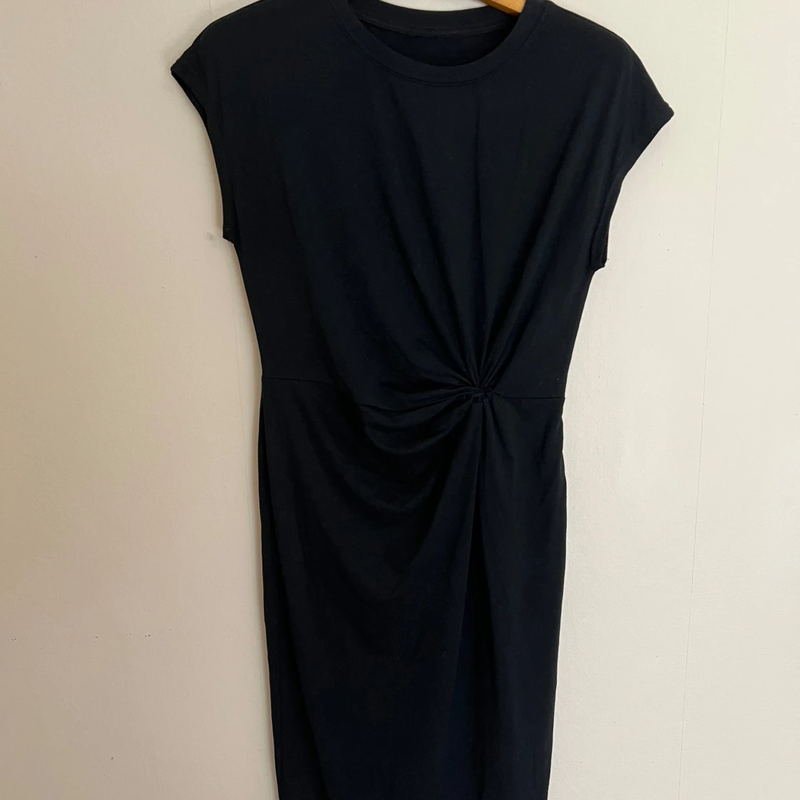 Klänning med knytdetalj