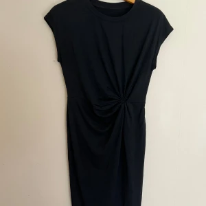 Klänning med knytdetalj - Helt oanvänd