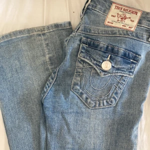 Ljusblå True Religion jeans💕 - Jättefina bootcut jeans från true religion i storlek w23💕 säljer för att de har blivit för små😚 lite slitna längst ner på jeansen men det är verkligen inget man tänker på! Och en liten fläck men går säkert bort i tvätten💕
