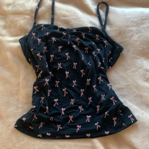  linne med rosa rosetter - Pyjamas linne från lager 157. Köpt 2025 i februari och använd en gång. 