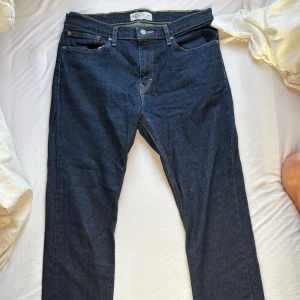 Mörkblå slim fit jeans från Lee Cooper - Snygga mörkblå jeans från Lee Cooper i modellen Norris Slim Fit. Klassisk femficksdesign, kontrastsömmar och broderade bakfickor. Tillverkade i stretchig denim av 98% bomull och 2% elastan för skön passform. Bara att skriva vid minsta fundering!😁