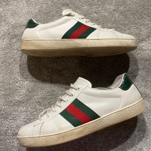 Gucci skor - Hej! Säljer nu mina skor från märket Gucci, storlek 45, bra skick, givetvis äkta. Tveka inte på att höra av dig om du har frågor eller funderingar kring skorna! 