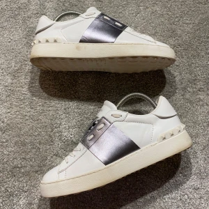 Valentino skor - Hej! Säljer nu mina skor från märket Valentino, storlek 38.5, bra skick, givetvis äkta. Tveka inte på att höra av dig om du har frågor eller funderingar kring skorna! 