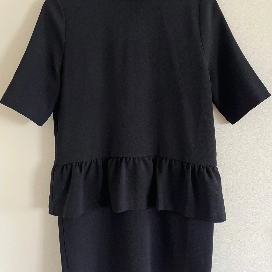 Svart volangklänning från Ganni