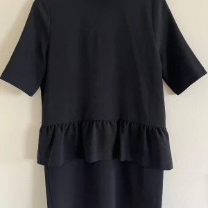 Svart volangklänning från Ganni - Svart klänning från Ganni i strl 36. Endast använd vid ett fåtal tillfällen så i väldigt fint skick. 