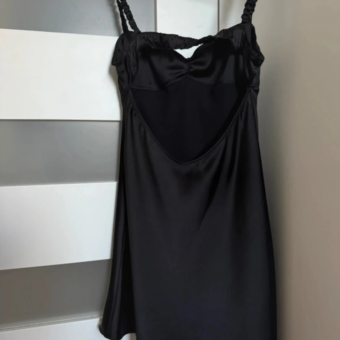 Svart satin klänning med öppen rygg - 2
