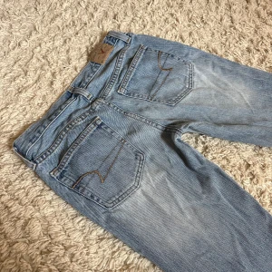 Vintage American Eagle jeans - Lågmidjad och bootcut modell från American Eagle Outfitters. 😍Jeansen säljs billigt eftersom att dem har spruckit i skrevet (se bild). Det är lätt att fixa om man kan sy. 🫶🏻 Mått finns på bild, men kan fixa fler i DMs. ❤️Bild med jeansen på kan inte fixas eftersom att de inte passar mig längre.  Fler jeans finns på min profil! 