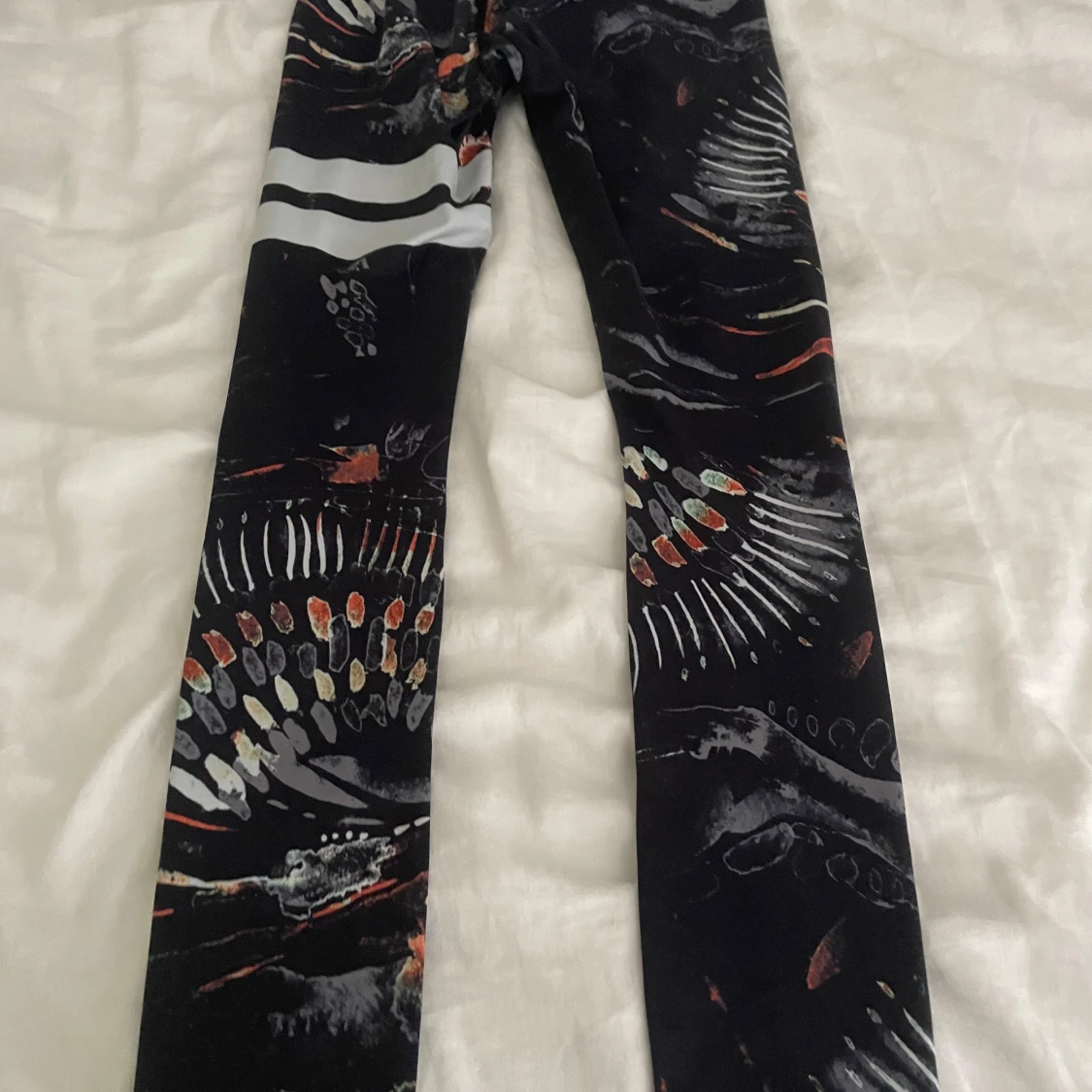 Svarta leggings från Stronger med mönster - 1