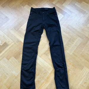 Svart tiger of sweden jeans slim fit w30 l32 - Tja! Säljer ett par snygga svarta tiger of sweden jeans slim fit. W30 L32. skick 8,5/10 Pris kan diskuteras. Hör av er vid minsta lilla fundering🎉