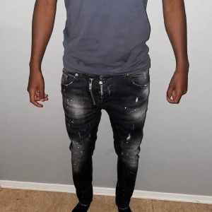 Dsquared jeans storlek 42 - Storlek 42. Är 175cm. Helt nya. Fin replika med grym kvalitet. Pris: 1200kr. Först till kvarn. Skickas direkt inom 24timmar 