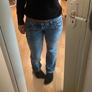 LTB jeans - Säljer ett par snygga blå jeansbyxor från Ltb . De har en låg midja och en bootcut-stil som ger en avslappnad look. Perfekta för en casual outfit! Storlek 26/32, i modellen valerie 