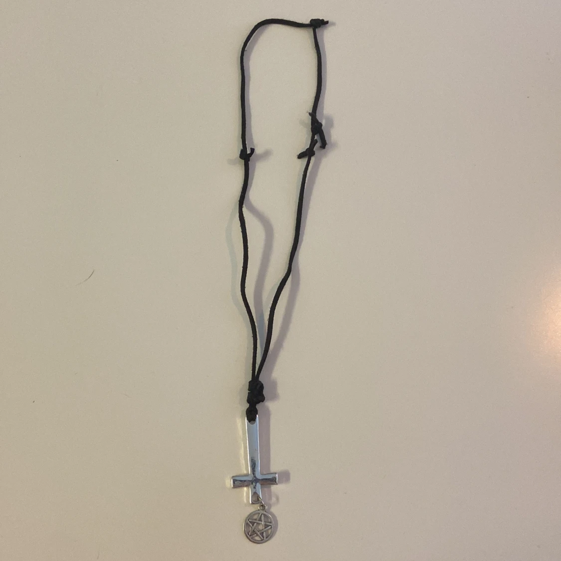 Halsband med omvänt kors och pentagram