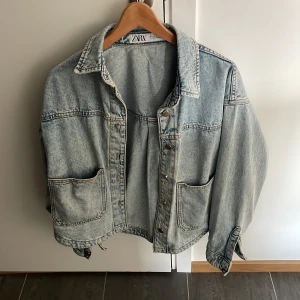 Zara jeansjacka - Populära jeansjackan från Zara i blå!