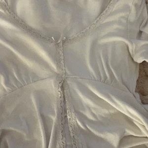 Blus från Gina - Säljer denna vita blus från Gina använd några gånger mycket bra skick. Otroligt bra pass form 