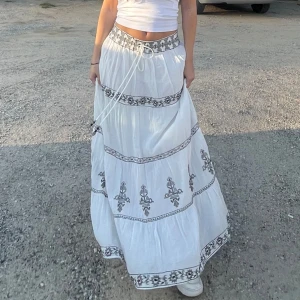 Vit långkjol zara - Fin maxikjol från Zara, säljs ej mer. 💕