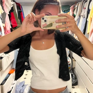 Svart stickad bolero - Sååå snygg bolero perfekt nu till hösten/skolstart 😍😍tror den är från H&M! Ganska varm, den är 30% merino ull 🩷🩷🩷