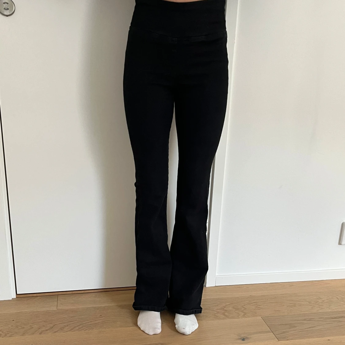 Svarta bootcut jeans från Gina Tricot  - 1