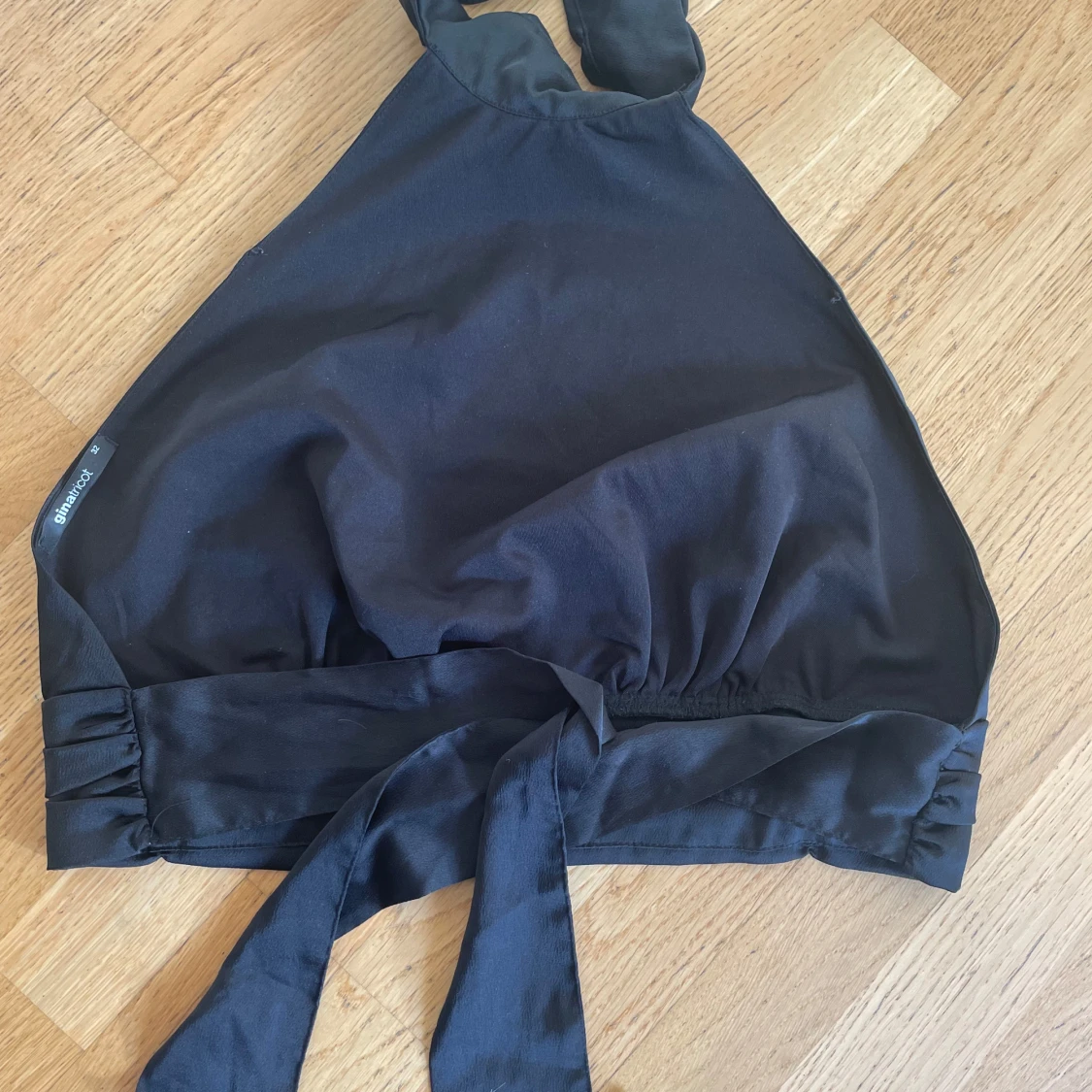 Svart omlott halterneck topp från Gina Tricot - 1