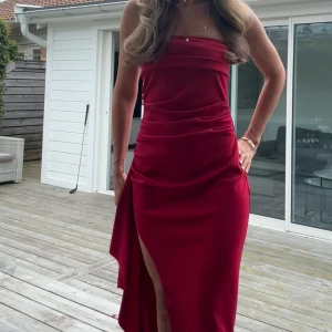 Röd klänning nyskick  - Så fin röd klänning jag tänkte ha som balklänning men hittade en annan. Säljer för jag inte har användning för den. Sitter bra i olika storlekar så den är stretch. 