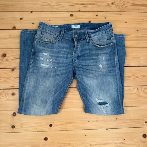 Jack & Jones jeans - Säljer nu dessa Jack and Jones jeans med slitningar | storleken är 30/31 | skick 9/10 utan defekter eller skador | tveka inte att skriva om minsta intresse 