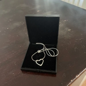Äkta silver halsband hjärta - Snyggt halsband i äkta silver med ett stilrent hjärthänge. Kedjan är tunn och smidig, och hjärtat har en modern, mjuk form. Perfekt för dig som gillar minimalistiska smycken med en romantisk touch.