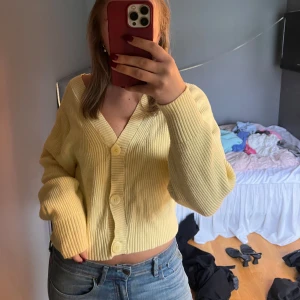 Kofta med knappar - Gul kofta med knappar💛