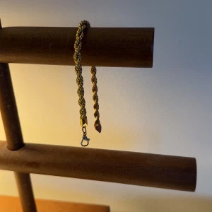Cordell Kedja Guld (arm) 20 cm / 5 mm - Tja! Säljer detta snygga Guld Cordell armband pga att jag ej har användning av det. Mått: 20 cm lång, 5 mm bred. Guldet har slitits lite på olika ställen av armbandet, finns ej knäppare heller.