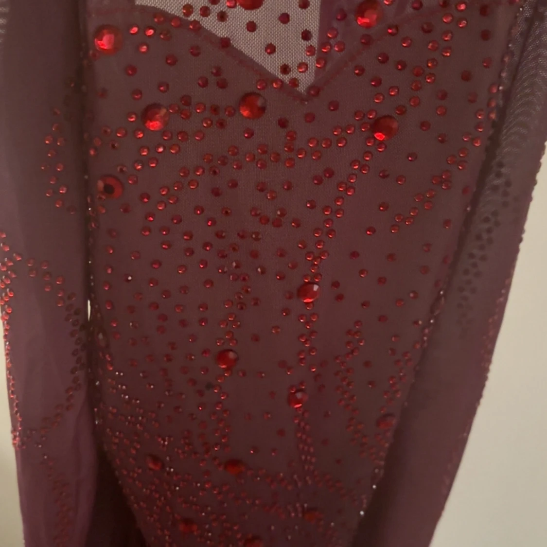Vinröd glittrig konståkningsklänning med öppen rygg - 3