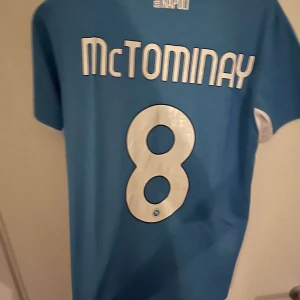 Napoli fotbollströja  - Säljer en helt ny Napoli replika fotbollströja med tags samt mctomminay nr 8 tryckt på ryggen| storlek s 
