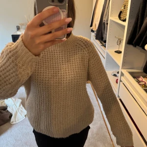 Beige stickad tröja - Säljer en beige stickad tröja. Jätte mjuk och skön.