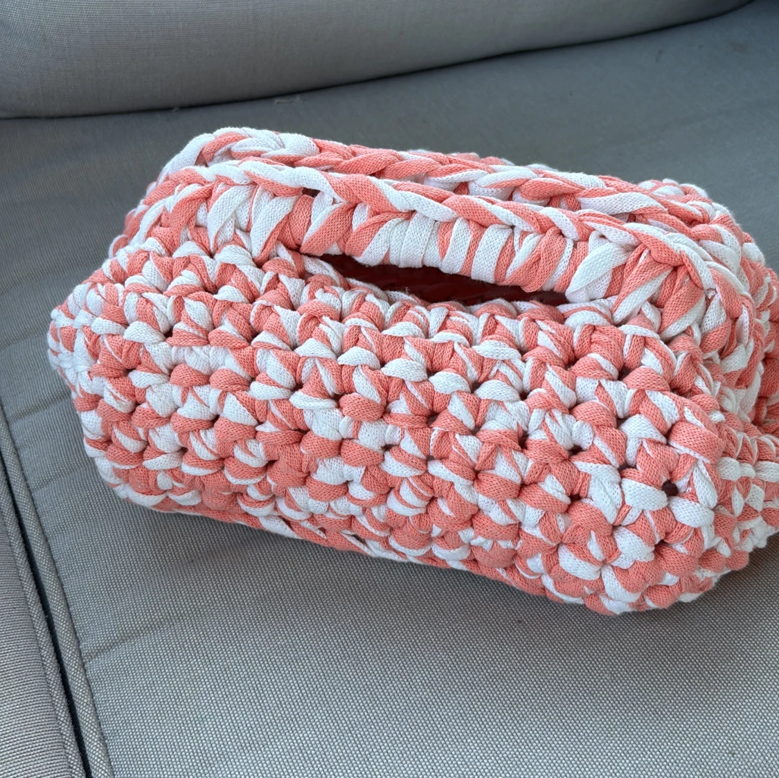 Handgjord rosa och vit handväska