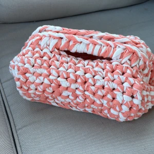 Handgjord rosa och vit handväska - Unik handväska i fyrkantig form, virkad med tjocka rosa och vita bomullsgarn. Väskan har ett öppet fack och integrerat handtag upptill. Perfekt för dig som gillar personliga accessoarer med lite retrovibe och mjuk känsla.