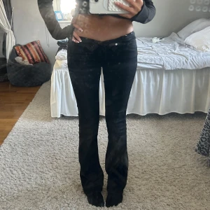 Svarta bootcut jeans  - Svarta jeans från ONLY i storlek XS/32. Jeansen är mellan mid-waist och low-waist men har fortfarande en skitsnygg passform💕