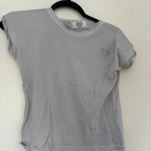 T-shirt - T-shirt som är i ett mycket bra skick. Storlek 146-152